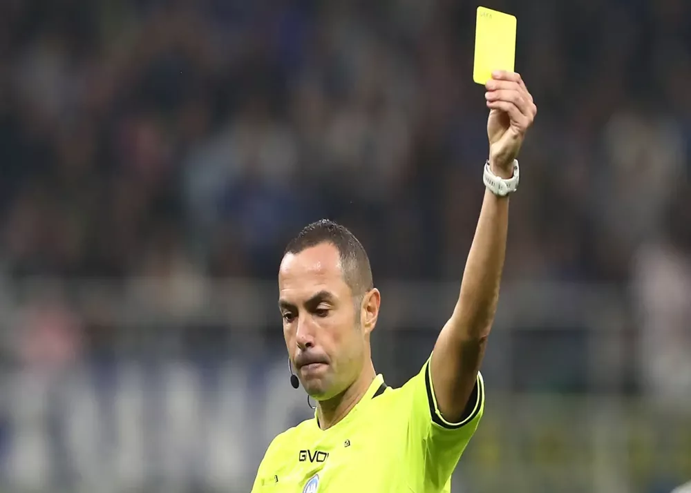l'arbitro estrae il cartellino giallo durante una fase di gioco