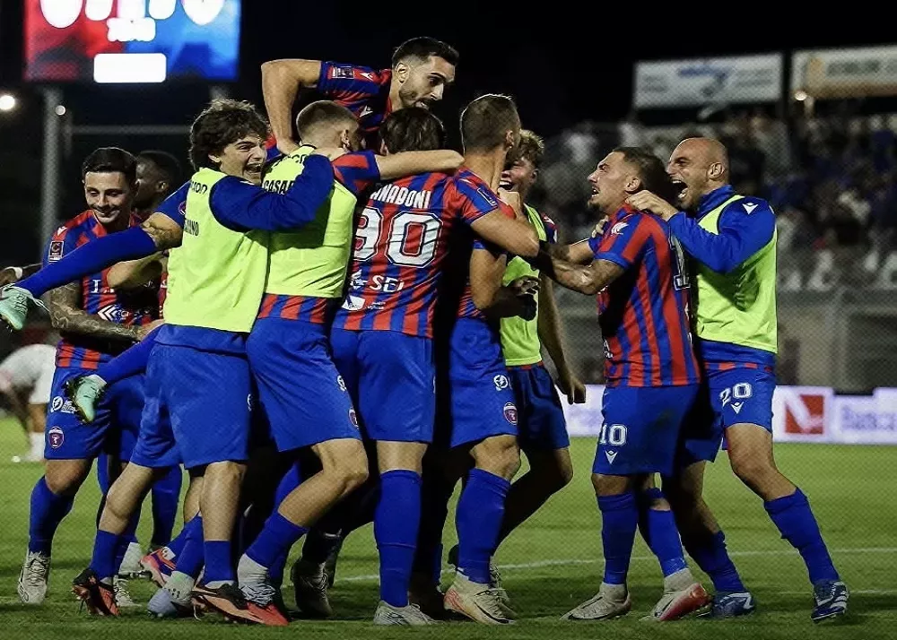 i festeggiamenti del casarano dopo il vantaggio contro il benevento