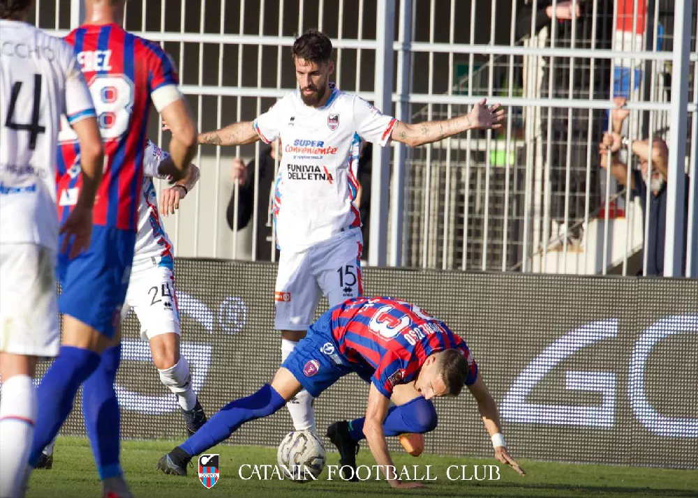 una fase di gioco del match Casarano-Catania con Di Gennaro in evidenza