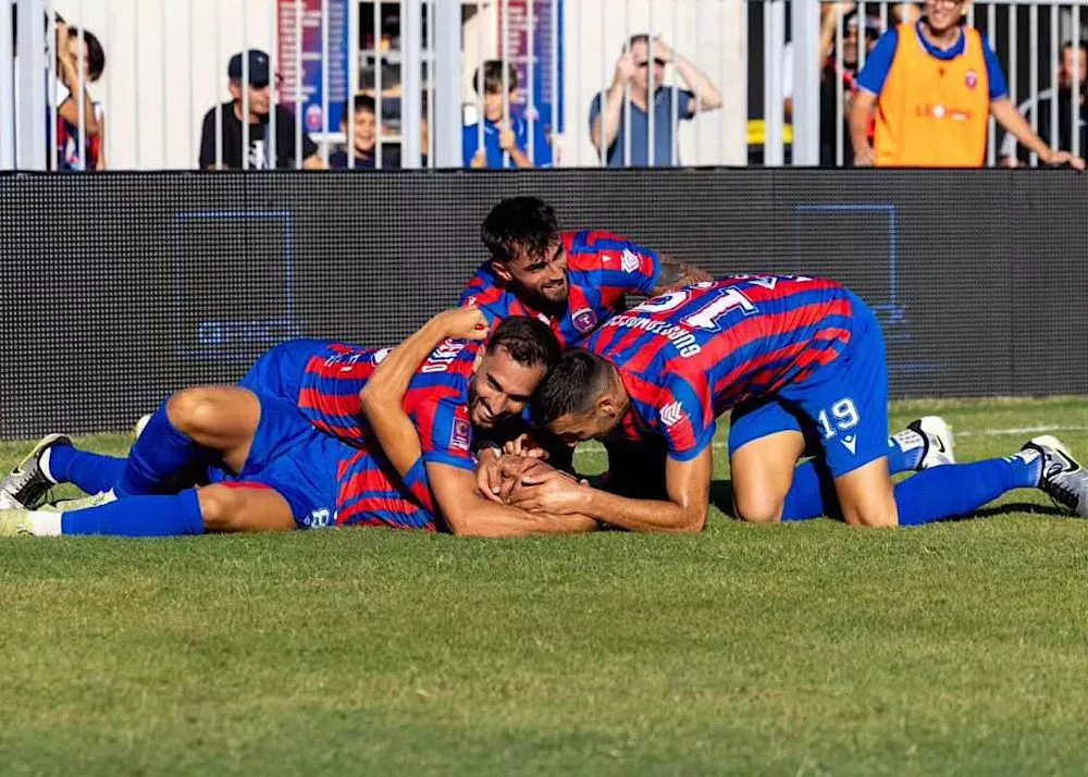 i calciatori del casarano festeggiano dopo l'ennesima rete