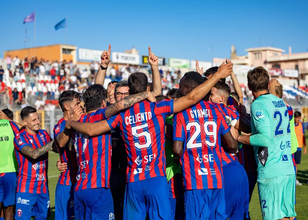 il casarano festeggia ma la salernitana trova il pareggio nel recupero