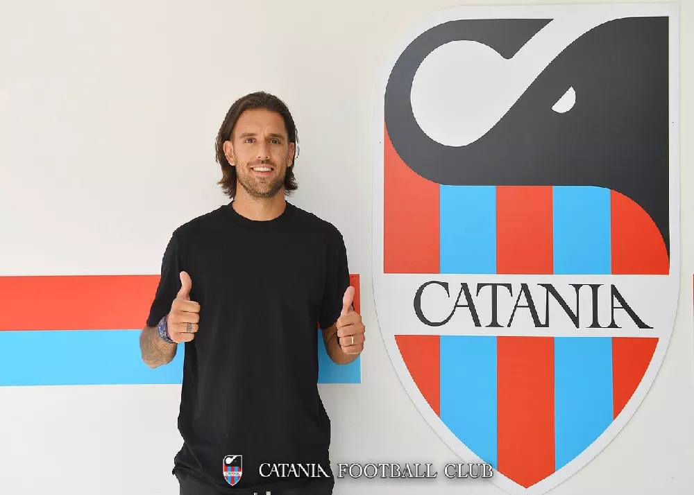 la presentazione del giocatore del catania thiago casasola