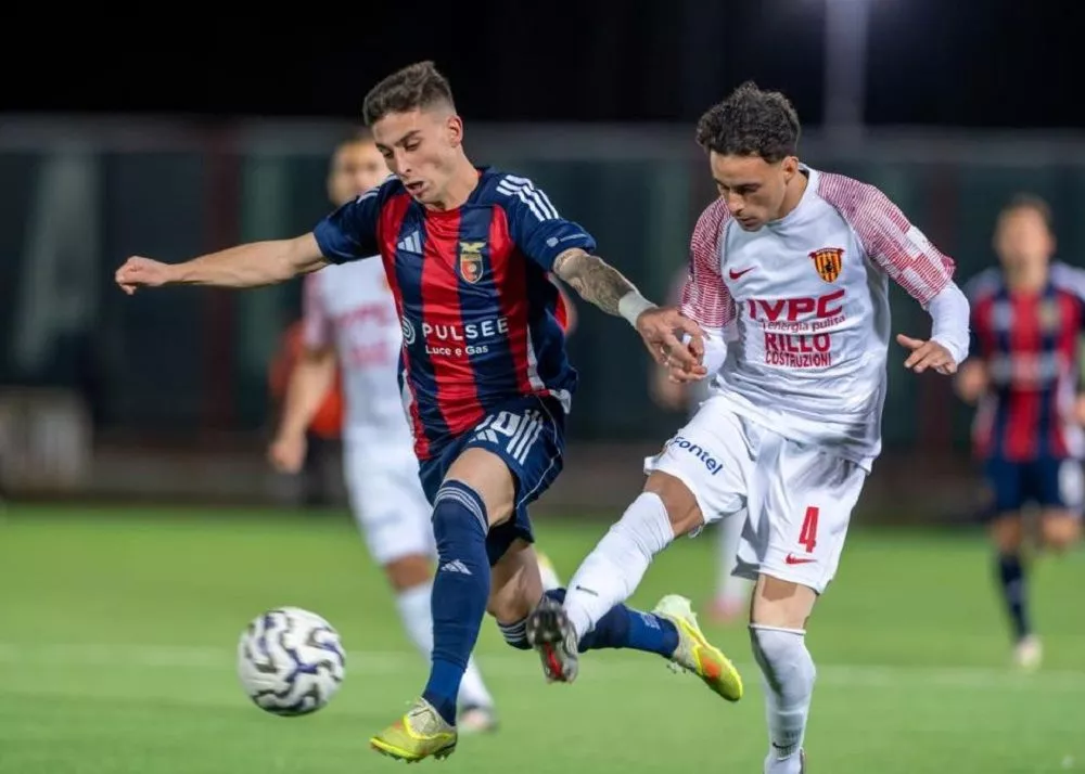 una fase di gioco del derby tra casertana e benevento