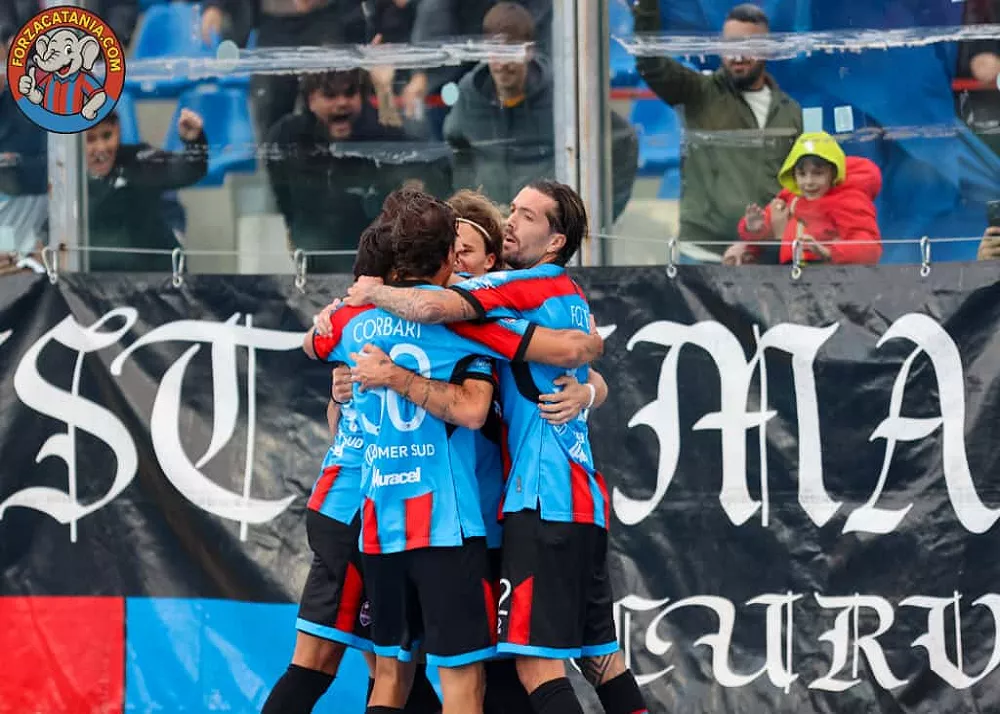 l'abbraccio dei giorcatori del catania dopo il gol
