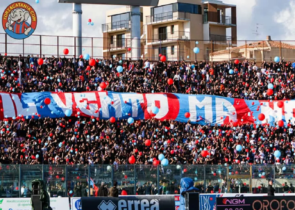 lo striscione in curva nord con i palloncini prima di catania-altamura