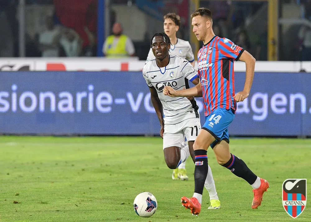 una fase di gioco del match play off tra catania ed atalanta u23