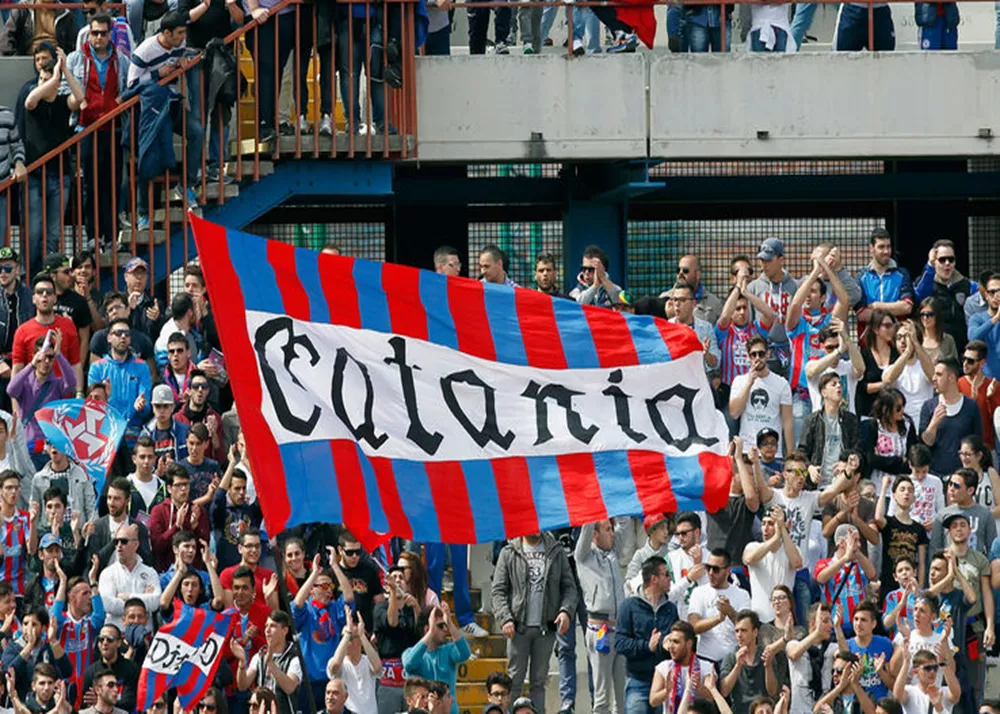 la bandiera del catania calcio nella curva del massimino
