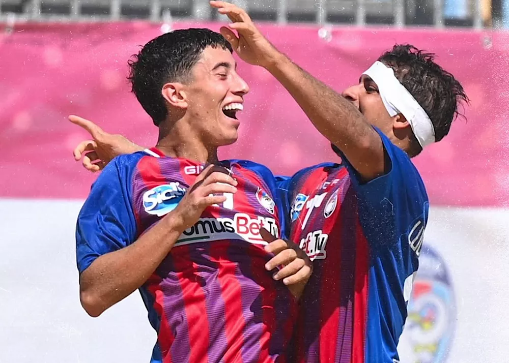 Il Catania Beach Soccer festeggia il gol che vale il 19esimo posto