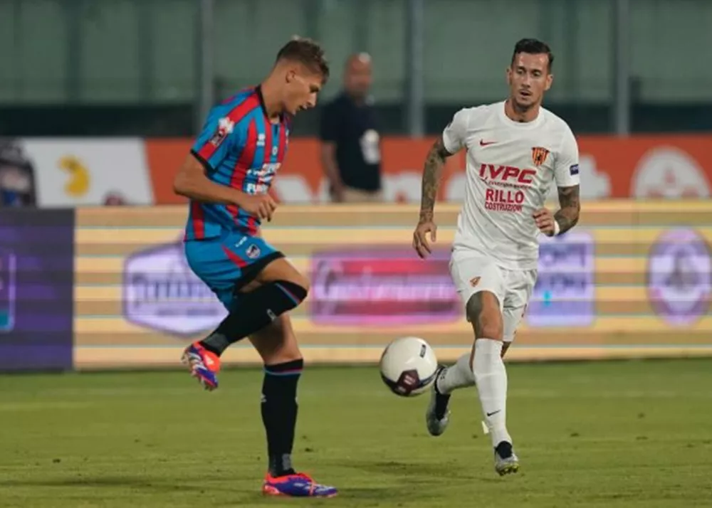 una fase di gioco della gara catania benevento in serie c