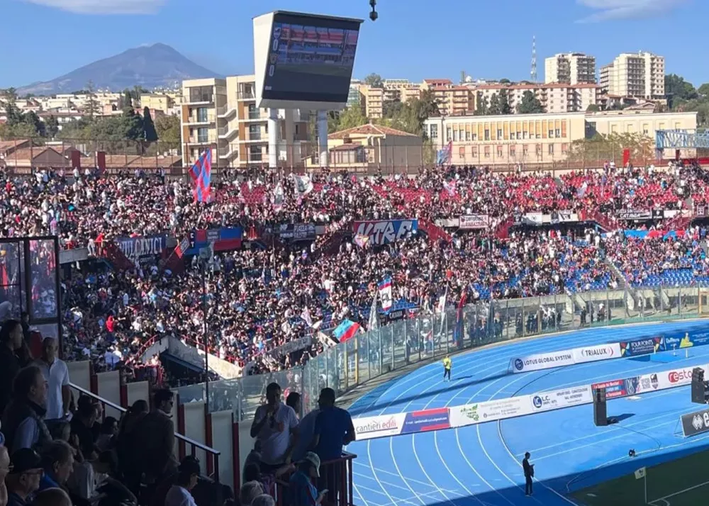 la curva nord del Massimino durante Catania-Benevento