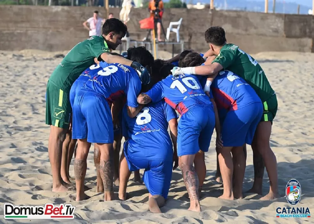 la squadra del catania beach soccer durante l'inizio del match