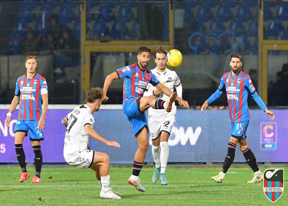 una fase di gioco di un catania-cavese del passato