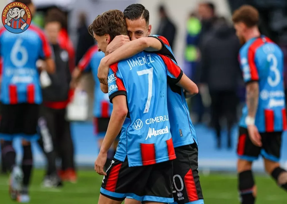 il catania festeggia dopo il gol realizzato al massimino