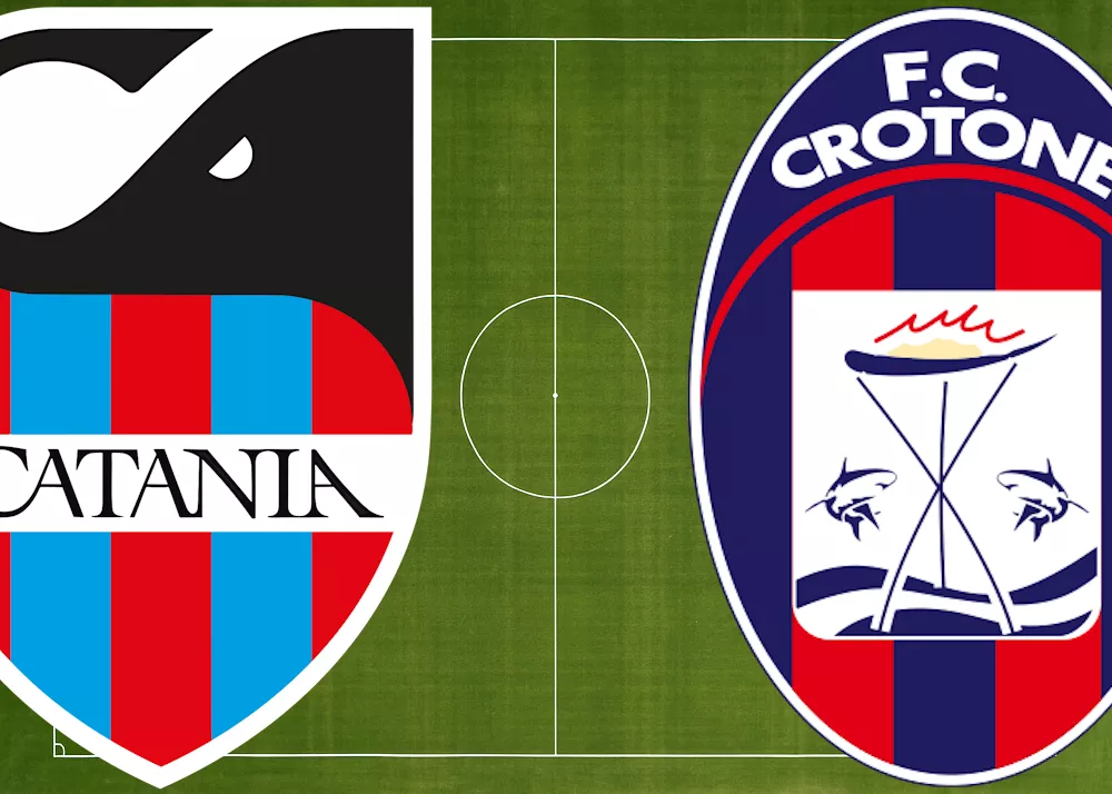 i loghi di catania e crotone sul campo da gioco per le formazioni iniziali