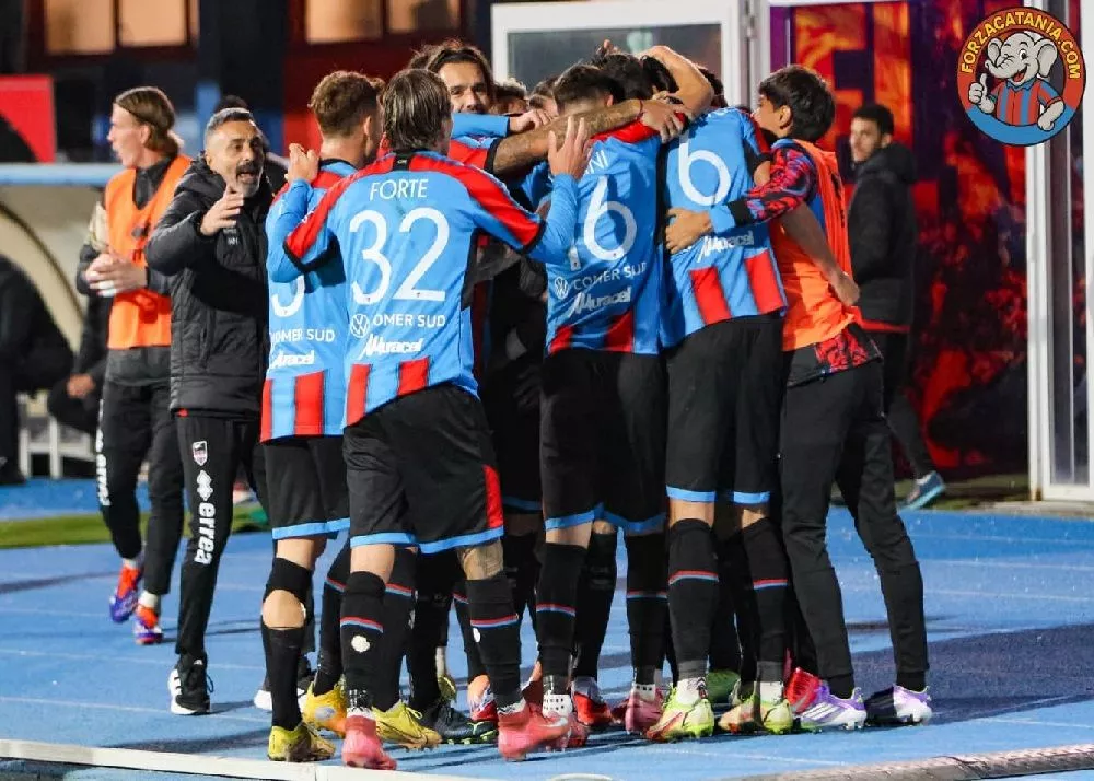 l'esultanza dei giocatori del catania ancora a segno contro il crotone
