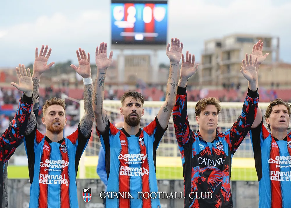 i giocatori del catania festeggiano dopo il gol vittoria