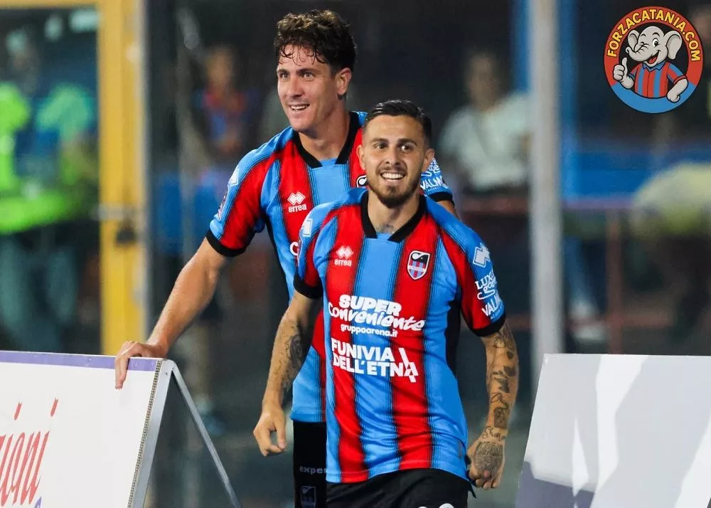 i calciatori del catania festeggiano dopo il gol contro il foggia