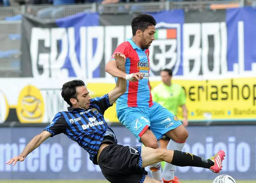 una fase di gioco di catania-latina giocata in serie b