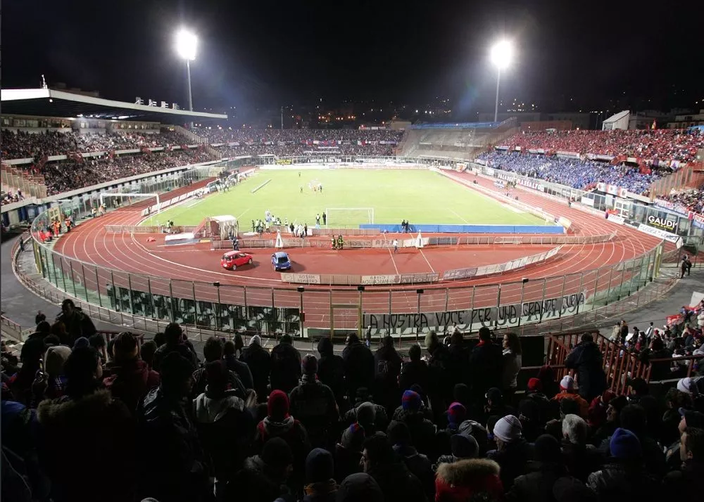 lo stadio angelo massimino in notturno per una sfida di cartello