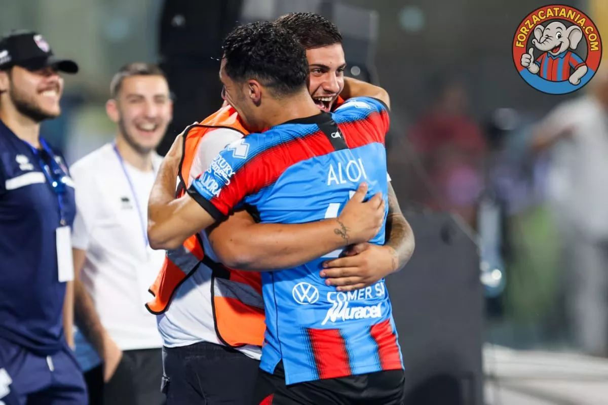 Aloi si abbraccia con un compagni in panchina dopo il gol