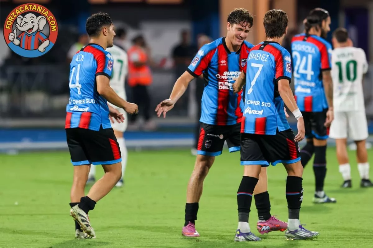 l'esultanza dei giocatori del catania dopo il gol al monopoli