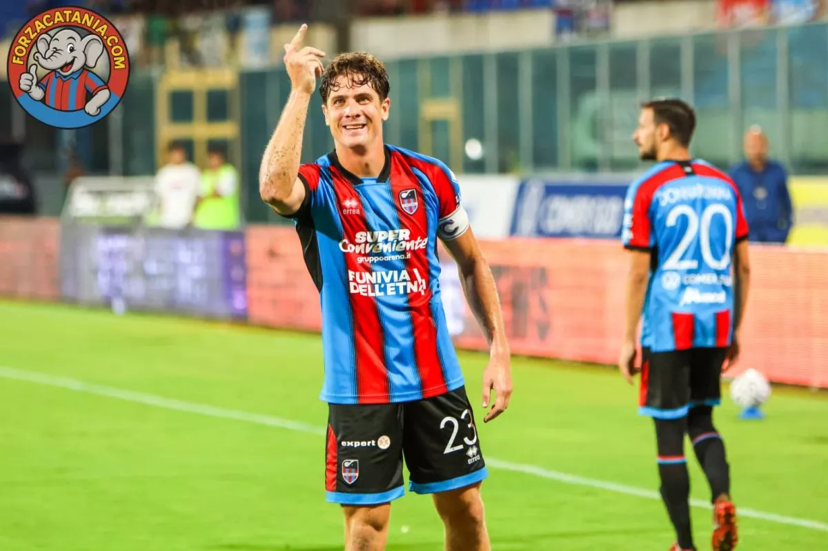 Lunetta applaude i tifosi dopo la fine della partita Catania-Monopoli 4-0