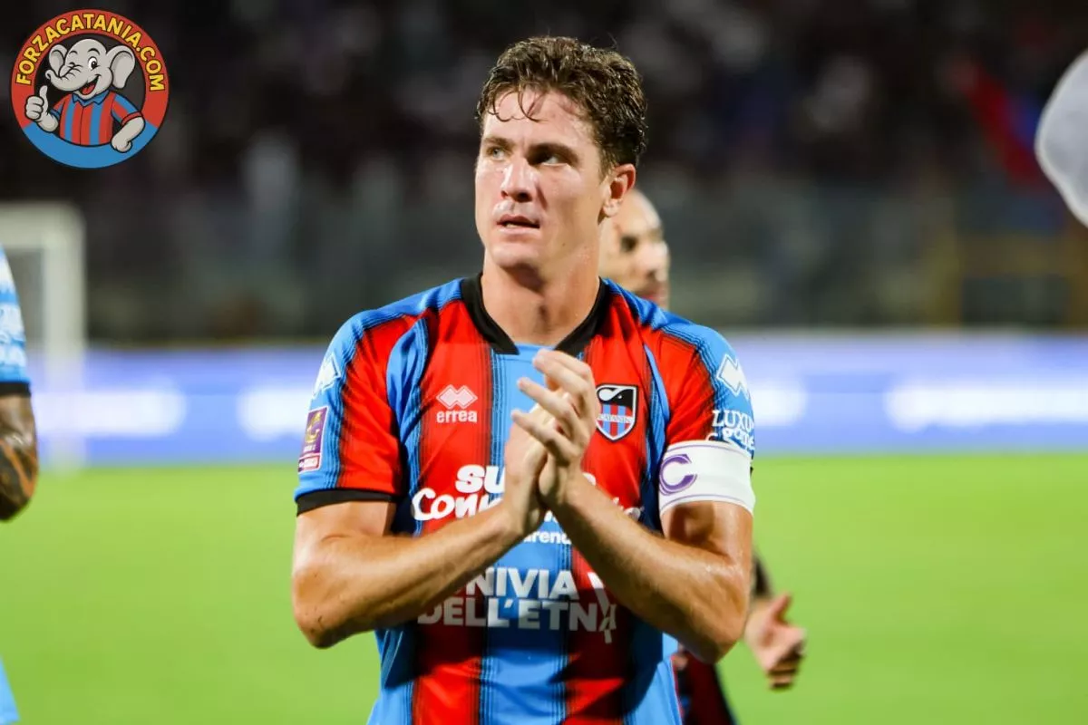 Lunetta applaude i tifosi dopo la fine della partita Catania-Monopoli 4-0