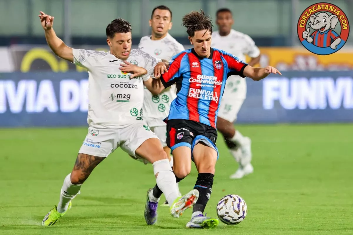 Un'azione di gioco della sfida Catania-Monopoli finita 4-0