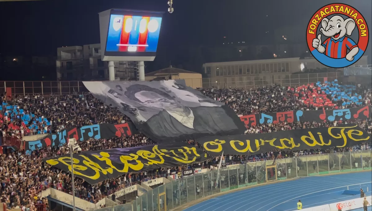 Lo striscione in onore di Franco Battiato in curva nord del Massimino