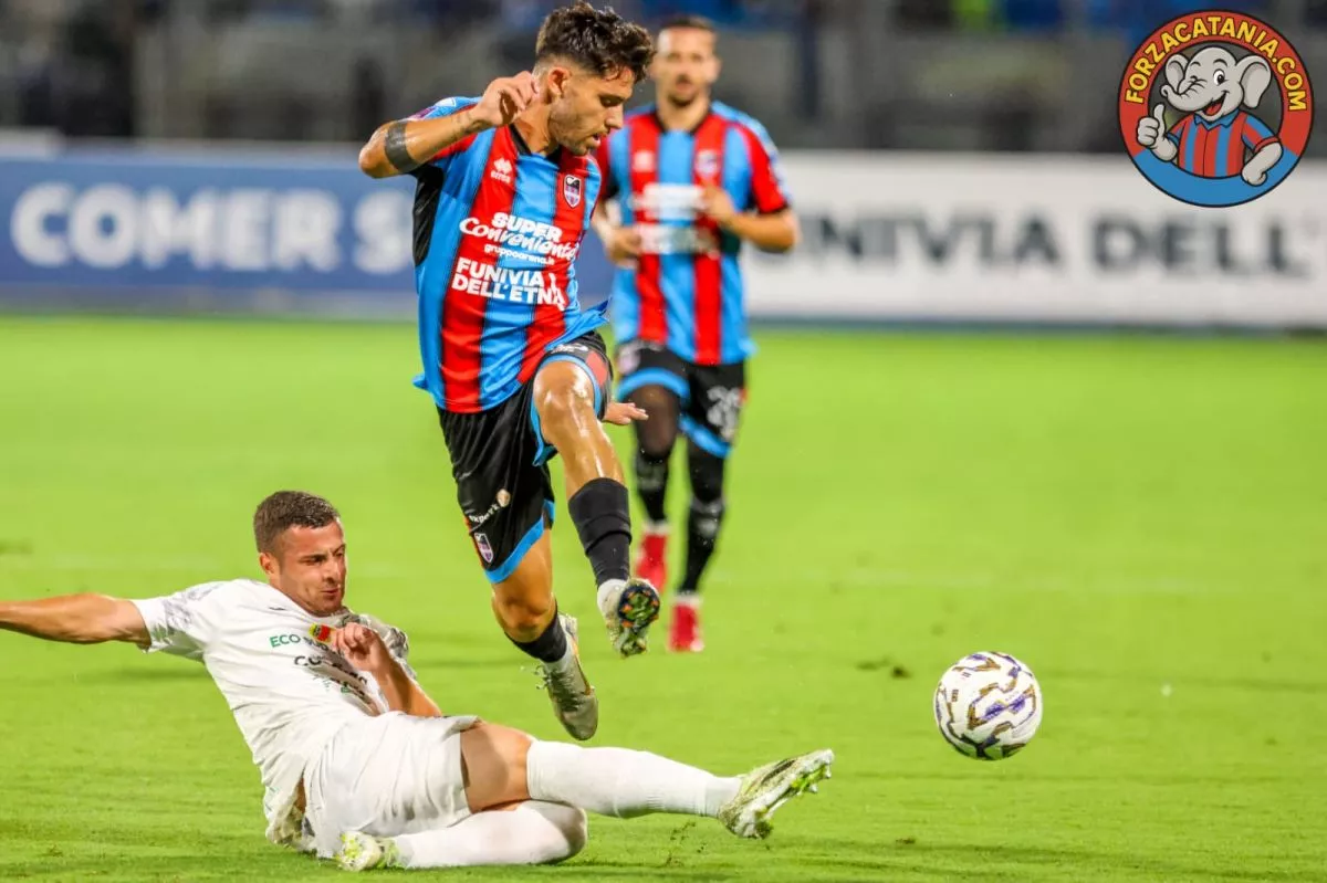 Un'azione di gioco della sfida Catania-Monopoli finita 4-0