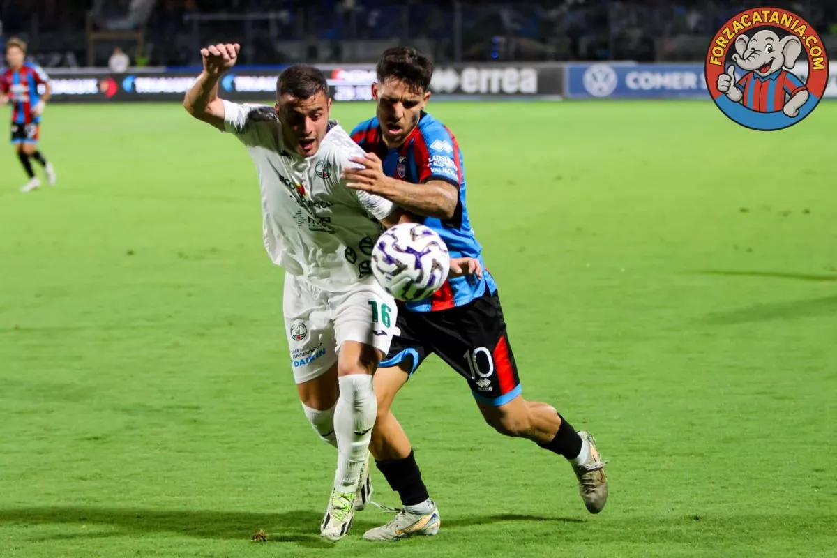 Un'azione di gioco della sfida Catania-Monopoli finita 4-0