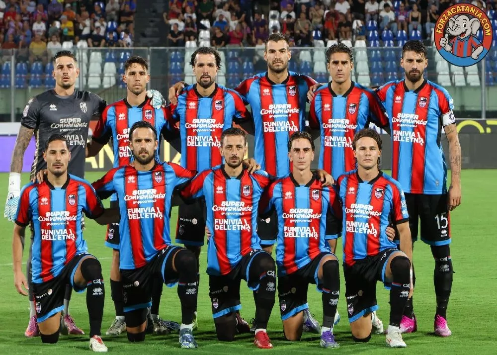 la foto della squadra del catania prima del match Catania-Monopoli