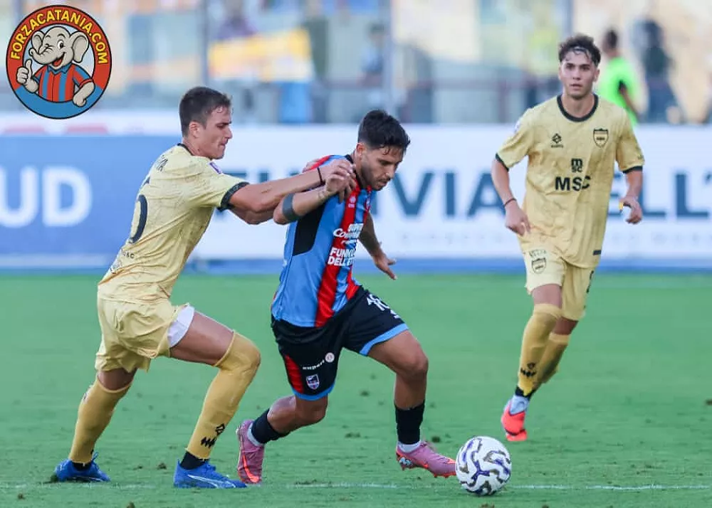 un'azione di gioco della gara Catania-Sorrento terminata 0-0