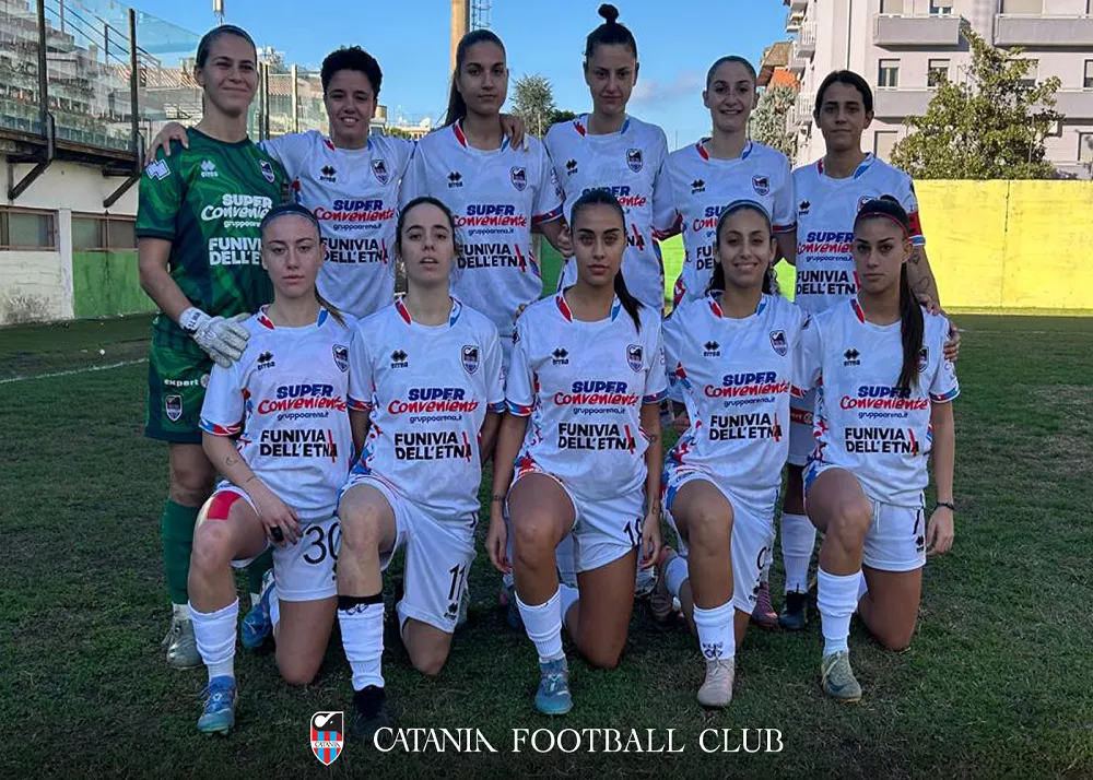 la squadra del catania women in campo con la maglia bianca