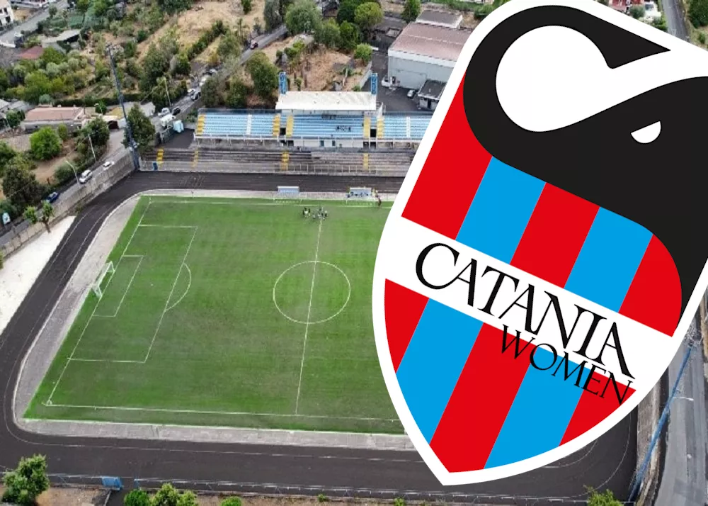 il logo del catania women davanti allo stadio di viagrande