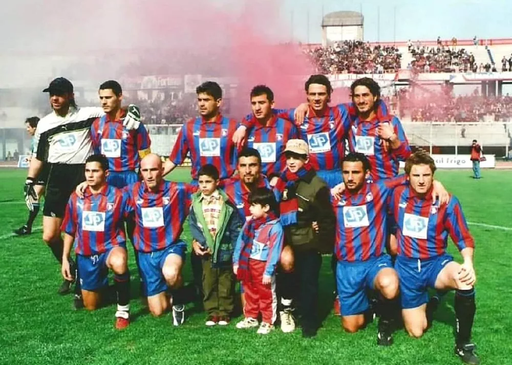 una formazione del catania schierata in campo nel campionato 1998/1999