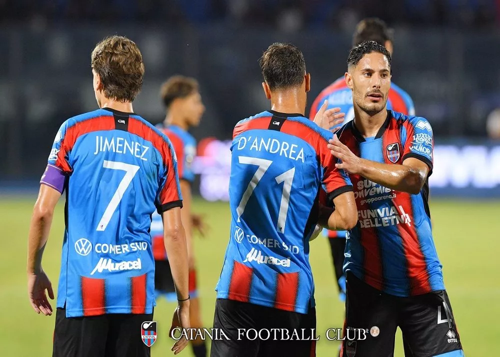 Un abbraccio da D'Andrea, Jimenez ed Aloi dopo il gol del Catania nell'amichevole contro il Valletta