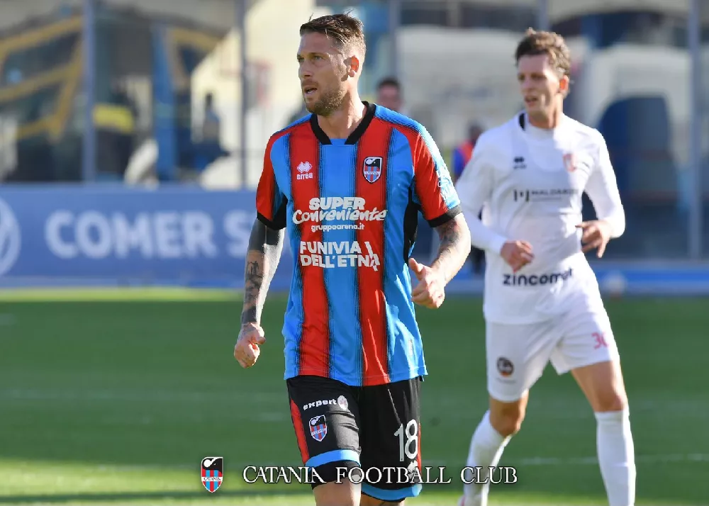 salvatore caturano con la maglia del catania contro l'altamura