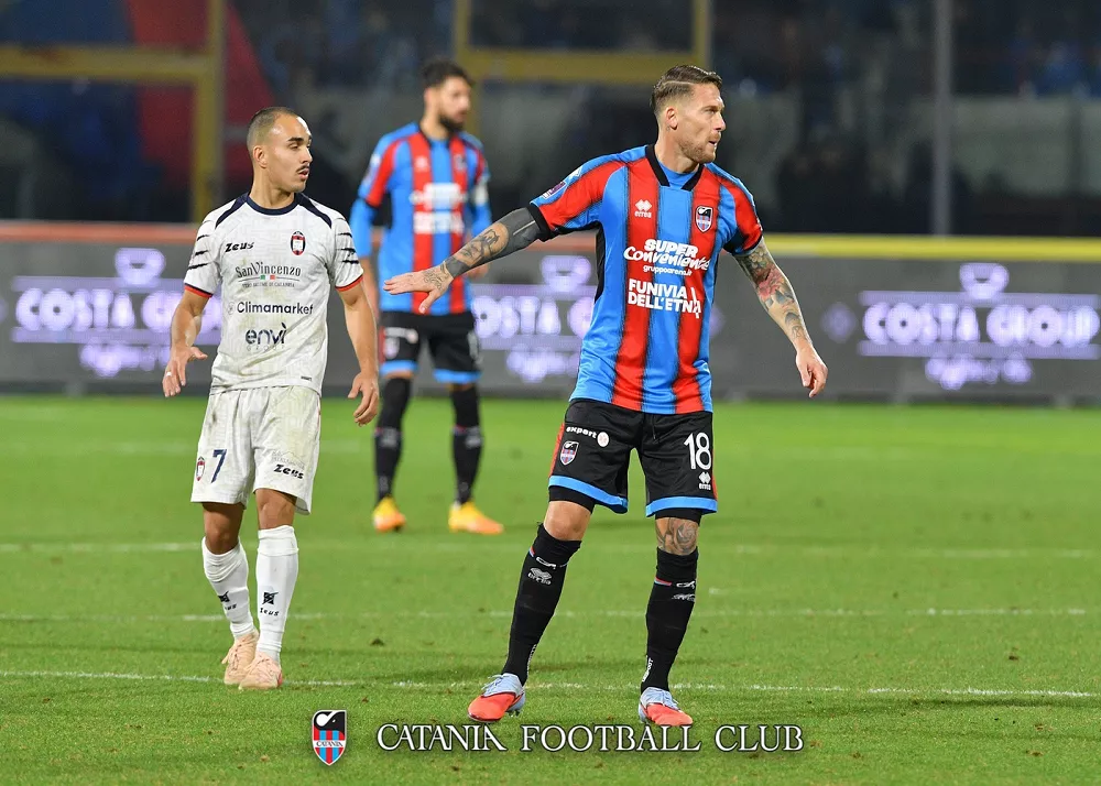 l'attaccante del catania salvatore caturano in campo contro il crotone