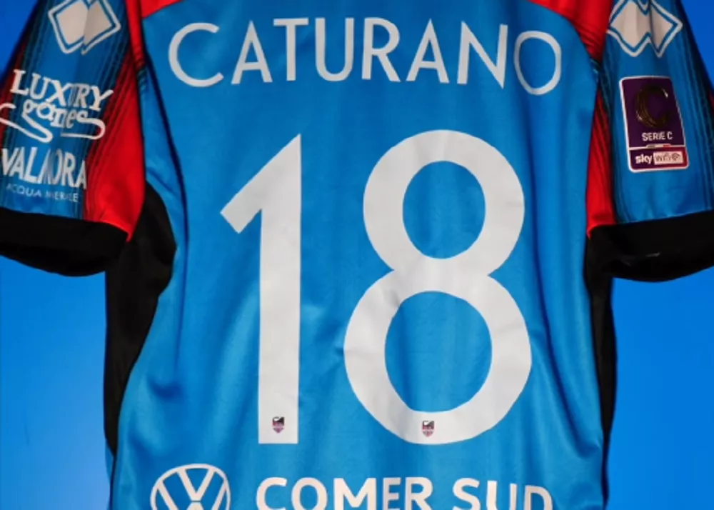 la maglia di salvatore caturano del catania con il numero 18