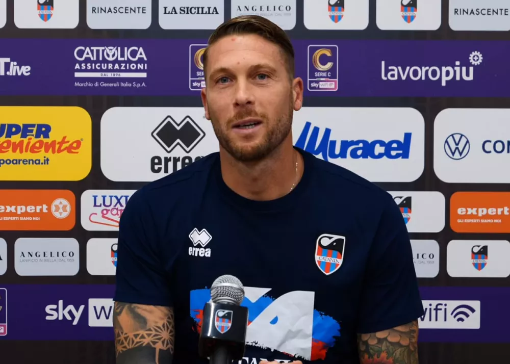 l'attaccante salvatore caturano con la maglia del catania