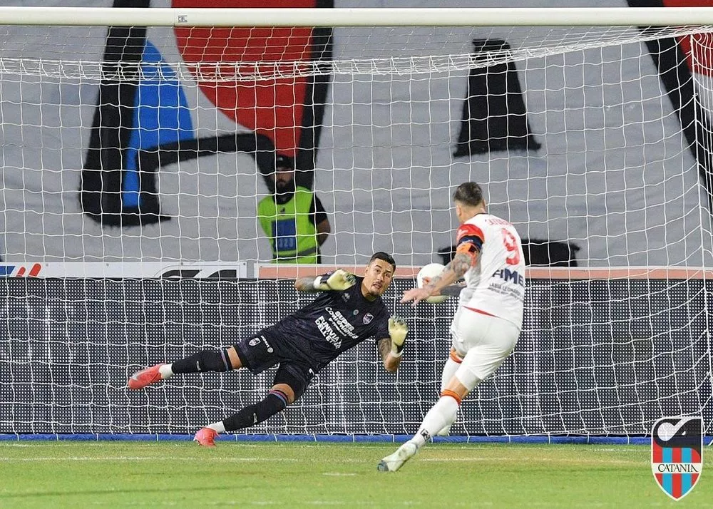 salvatore caturano calcia il rigore contro il Catania