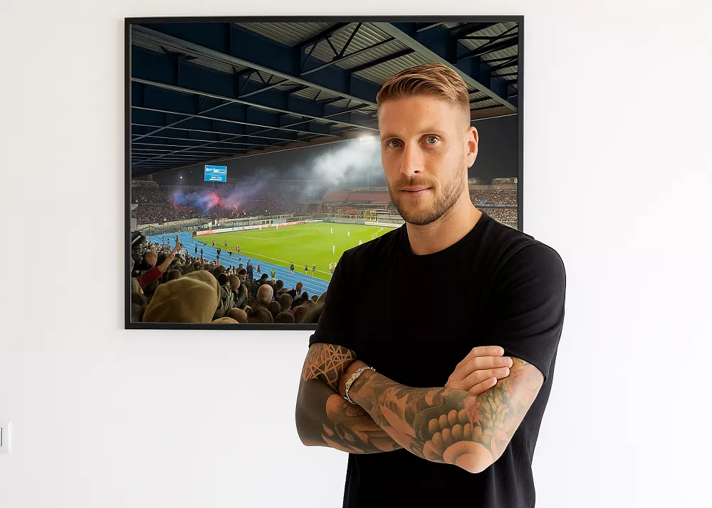 fotomontaggio di salvatore caturano con dietro il quadro del massimino