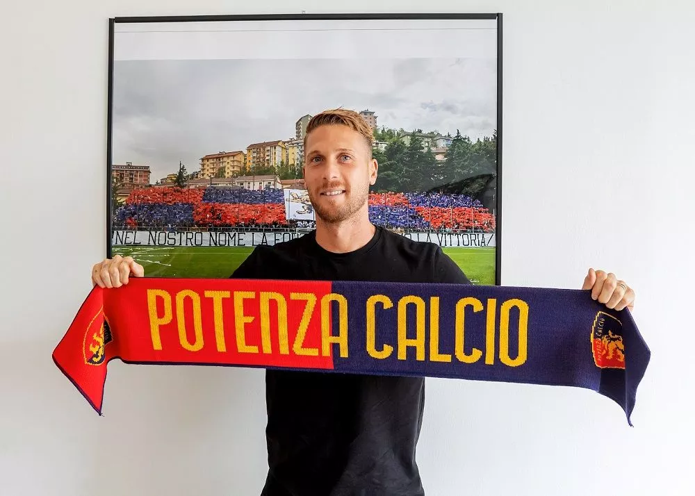 salvatore caturano con la sciarpa del potenza calcio