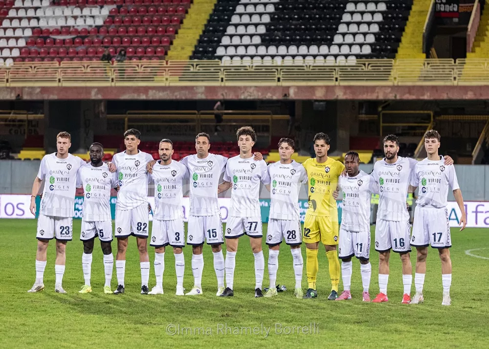 una squadra delle cavese a centrocampo prima della partita