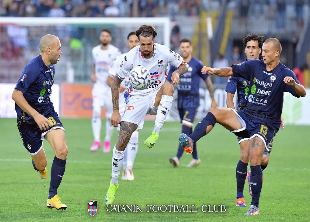 una fase di gioco della gara tra cavese e catania finita 0-1
