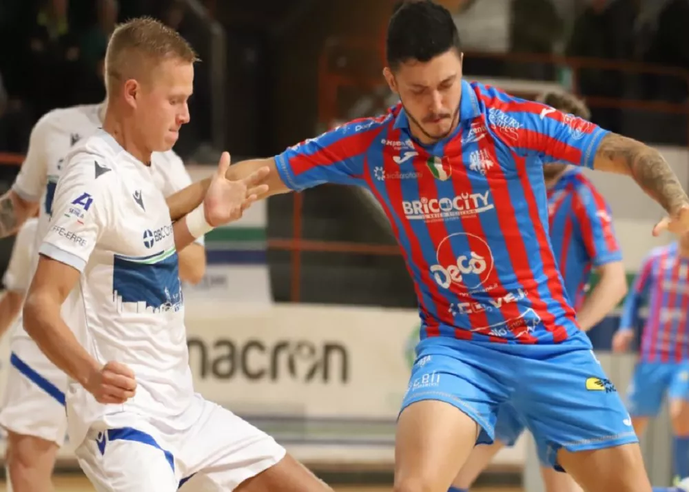una fase di gioco della partita di futsal con la meta catania