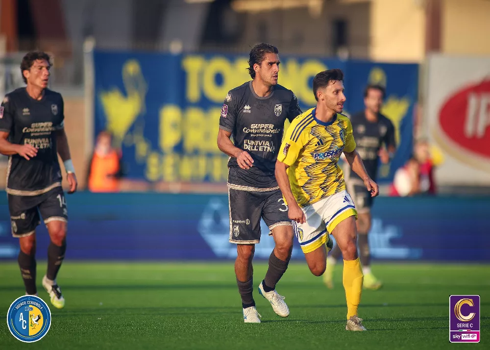 una fase di gioco del match audace cerignola-catania 0-0