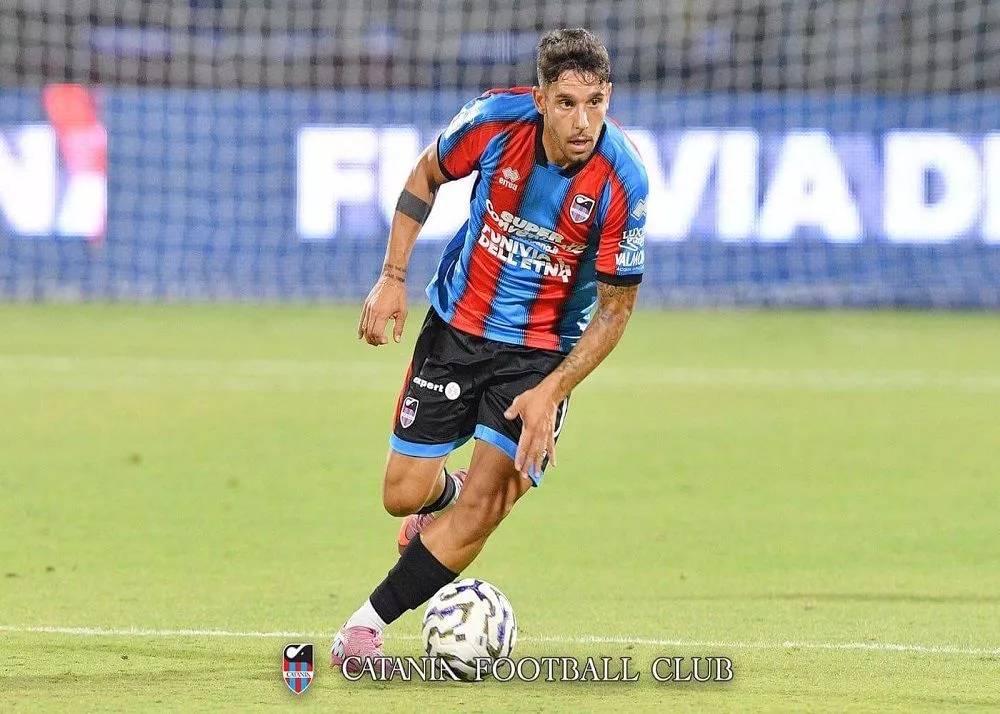 emmanuele cicerelli in campo con la maglia del catania
