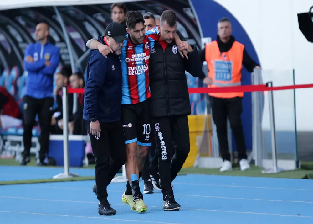 emmanuele cicerelli del catania esce dopo il brutto infortunio